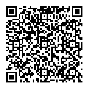 Pear-luxuriates-in-the-totally-contemporary-lines-de-beers-ring.com QR code